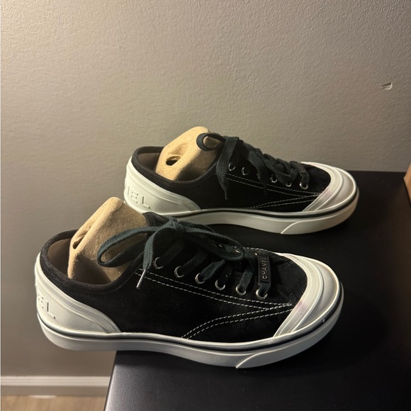 CHANEL SUEDE/VELOUR SNEAKERS BEAUTIFUL AND NEVER WORN ONLY ACROSS MY CARPET - Picture 15 of 16